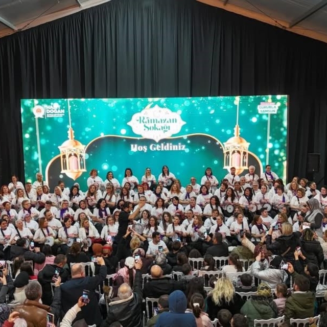 Kadınlardan ritim gösterisi
Kadınlar darbukalarla ritim tuttu, Samsun Ramaz...