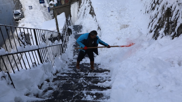 Bitlis'te karla mücadele çalışmaları aralıksız sürdürüyor