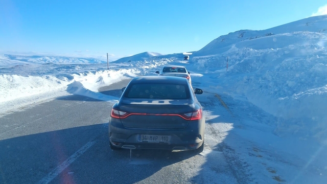 Tipi sürücülere zor anlar yaşattı
Erzurum- Tekman karayolu Palandöken geçidinde tipi ulaşımı olumsuz olarak etkiledi