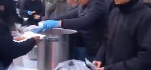 Mahalleli kendi imkanlarıyla bin kişiye iftar verdi