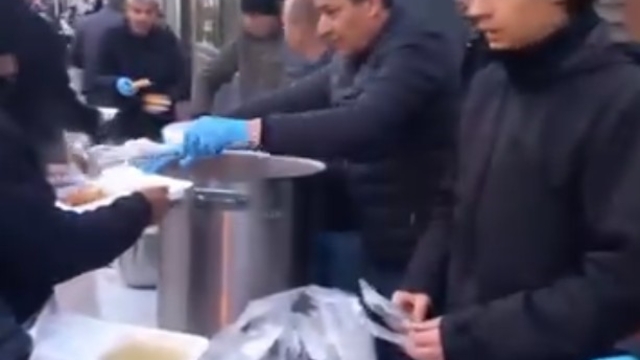 Mahalleli kendi imkanlarıyla bin kişiye iftar verdi