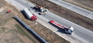 Hırdavat malzemesi yüklü tır devrildi, sürücü yaralandı
