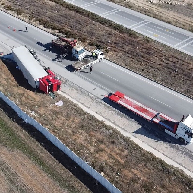 Hırdavat malzemesi yüklü tır devrildi, sürücü yaralandı