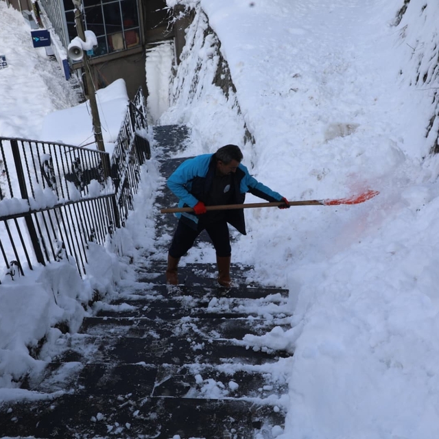 Bitlis'te karla mücadele çalışmaları aralıksız sürdürüyor