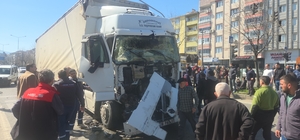TIR, trafik ışıklarında motosiklet ile kamyona çarptı: 5 yaralı