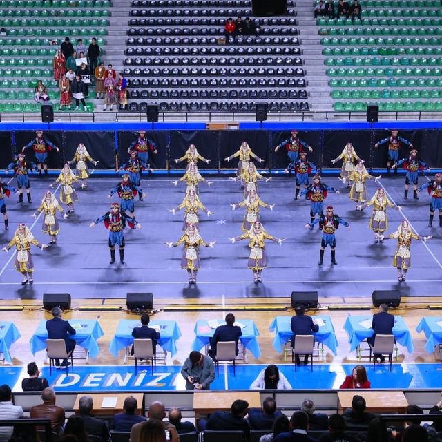 Halk oyunları şöleni izleyenleri mest etti