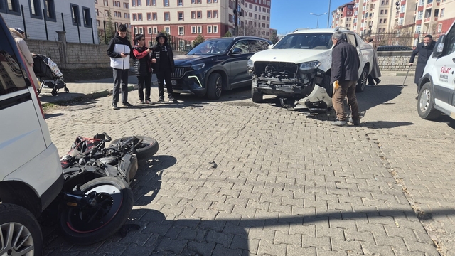 Bingöl'de otomobil ile motosiklet çarpıştı: 2 yaralı