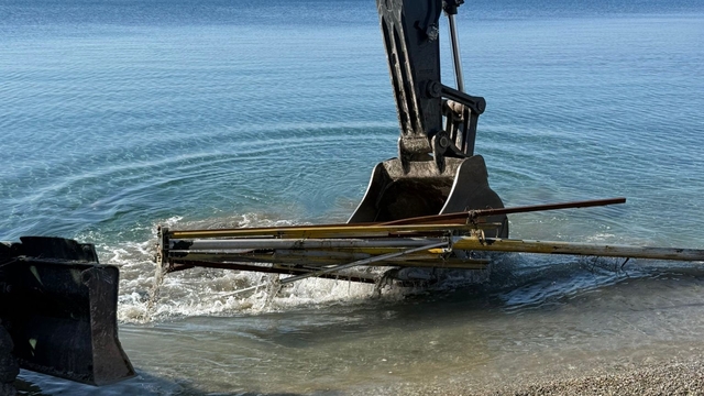 Kumbahçe sahilinde işgalden temizleniyor