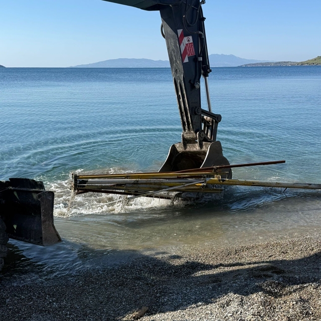 Kumbahçe sahilinde işgalden temizleniyor