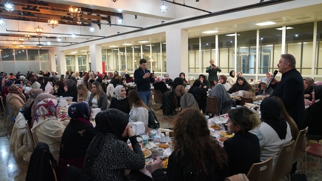 Başkan Sunar'dan Palandökenli esnaf kadınlara iftar
Palandöken'de "Kadına değer" iftar buluşması