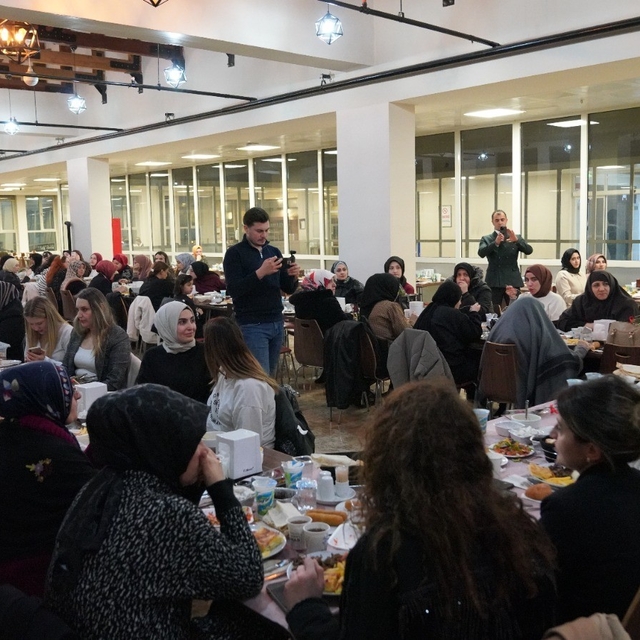 Başkan Sunar'dan Palandökenli esnaf kadınlara iftar
Palandöken'de "Kadına d...