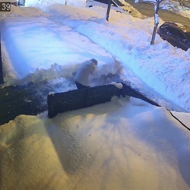 Çatıdan düşen kar kütlesi az daha can alıyordu