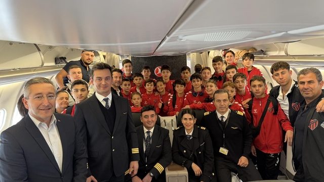 Katar'da mahsur kalan sporcular Türkiye'ye geldi
