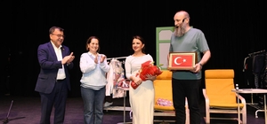 Altıeylül'de tiyatro dolu gece