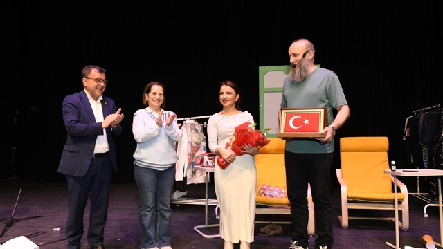 Altıeylül'de tiyatro dolu gece