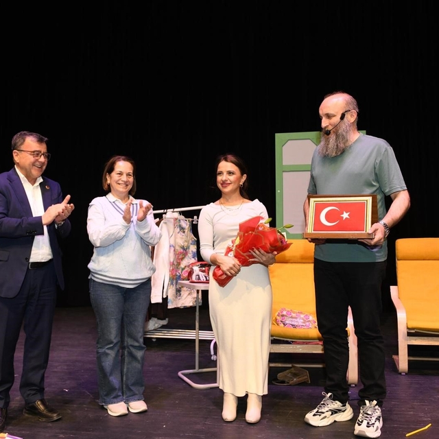 Altıeylül'de tiyatro dolu gece