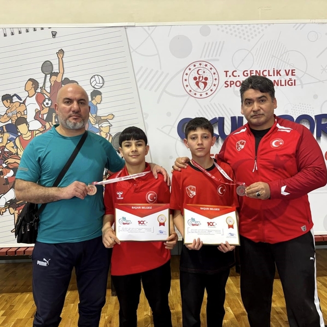 Yunusemreli yıldız güreşçilerden iki bronz madalya