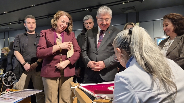 Eskişehir'de "Emeğin En Kıymetli, Kadın" sergisi kapılarını açtı
Vali Erdinç Yılmaz ve protokol üyeleri kadın emeğinin sanatla buluştuğu serginin açılışını gerçekleştirdi
Olgunlaşma Enstitüsü Müdürü Durna Gülşen: "Kadın emeği; sabrın, zarafetin ve üretkenliğin en güçlü ifadesidir"
