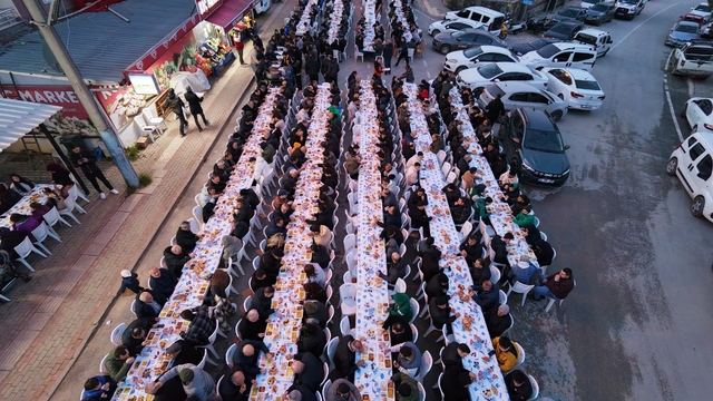 Soğuk hava geleneğe engel olmadı
Buz gibi havada bin 500 kişi sokak iftarında buluştu