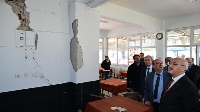 Vali Köşger, 5.1'lik depremin merkez üssü Buldan'da incelemelerde bulundu