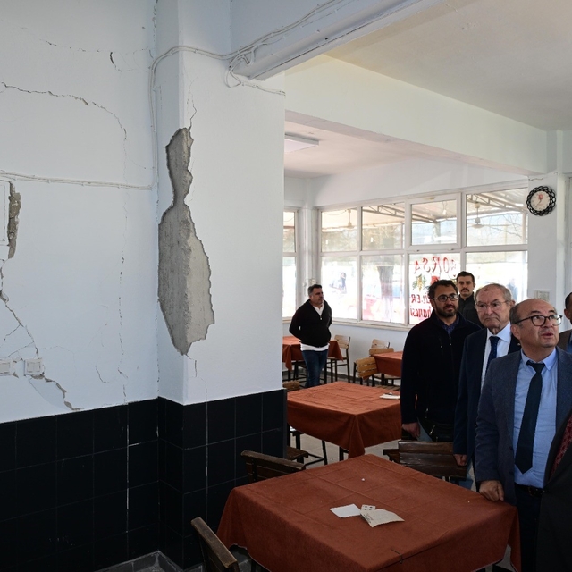 Vali Köşger, 5.1'lik depremin merkez üssü Buldan'da incelemelerde bulundu