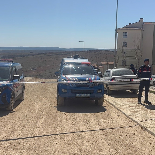 Gaziantep'e füze parçası düştü
Düşen füze parçaları ekiplerce inceleniyor