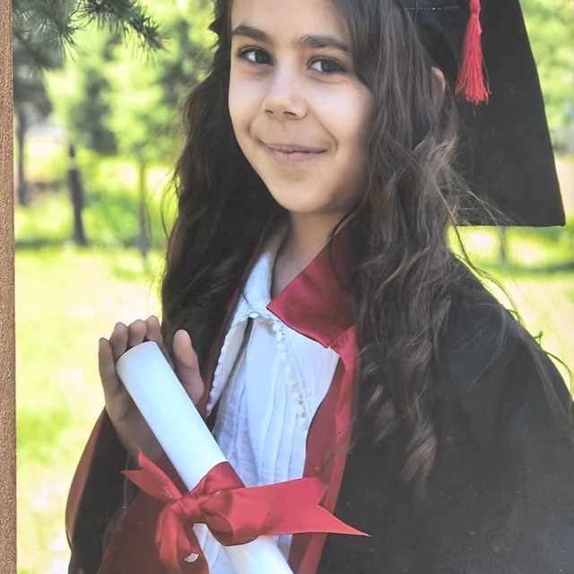 El freni çekilmeyen otomobilin çarptığı Öykü toprağa verildi: Dedeleri bayr...