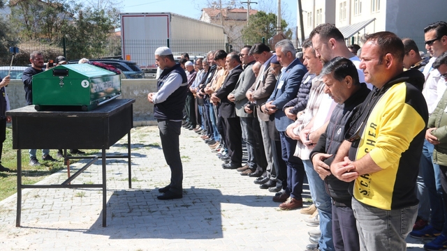 Kadınlar Günü'nde kocası tarafından katledilen kadın toprağa verildi
Cenazesini hemcinsleri omuzlarında taşıdı