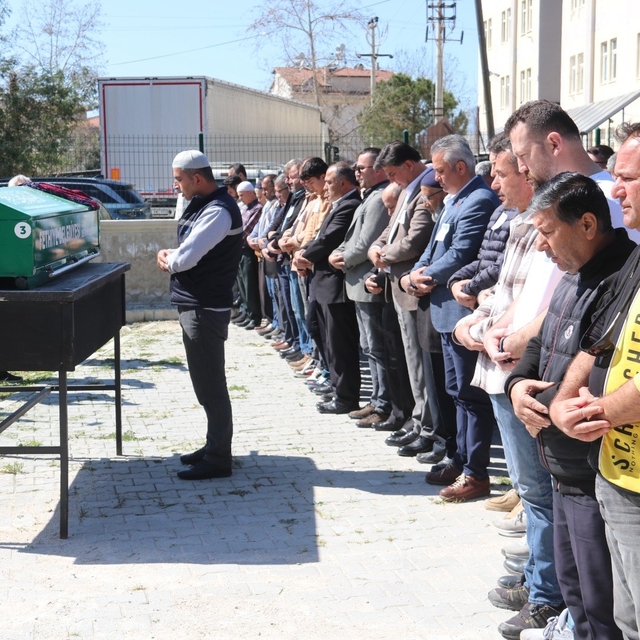 Kadınlar Günü'nde kocası tarafından katledilen kadın toprağa verildi
Cenaze...