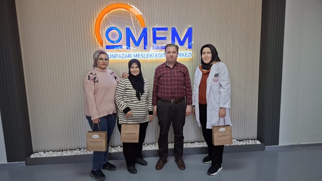 8 Mart Dünya Kadınlar Günü'nde öğretmenlerini ve çalışanlarını unutmadılar