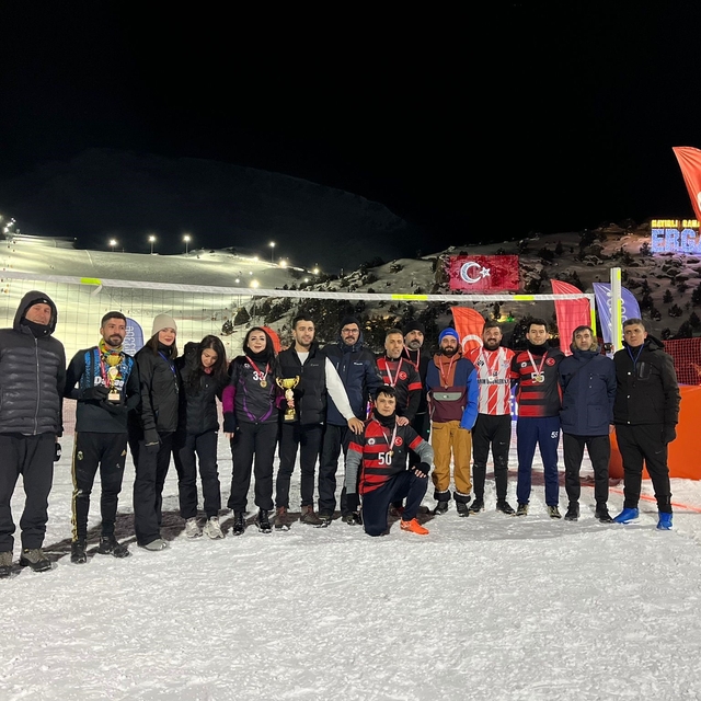 Ergan Dağı'nda kurumlar arası kar voleybolu turnuvası tamamlandı
