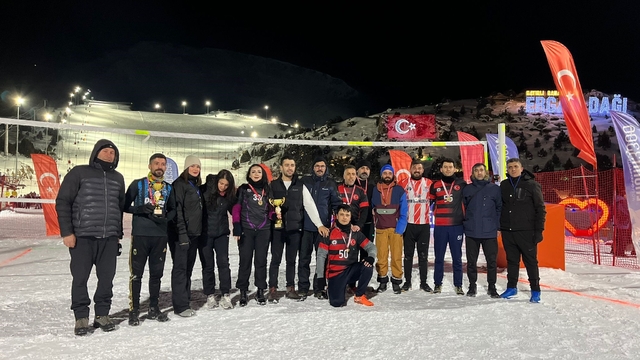 Ergan Dağı'nda kurumlar arası kar voleybolu turnuvası tamamlandı