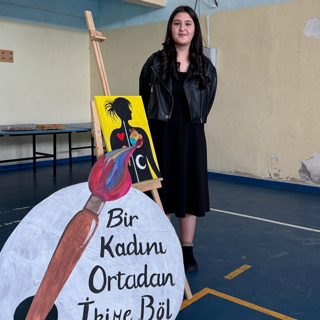 Fırçalar kadınlar için konuştu: Kars'ta öğrencilerden 8 Mart'a anlamlı serg...