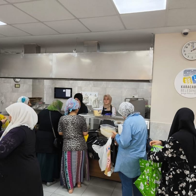 Karacabey Belediyesi'nden binlerce vatandaşa destek