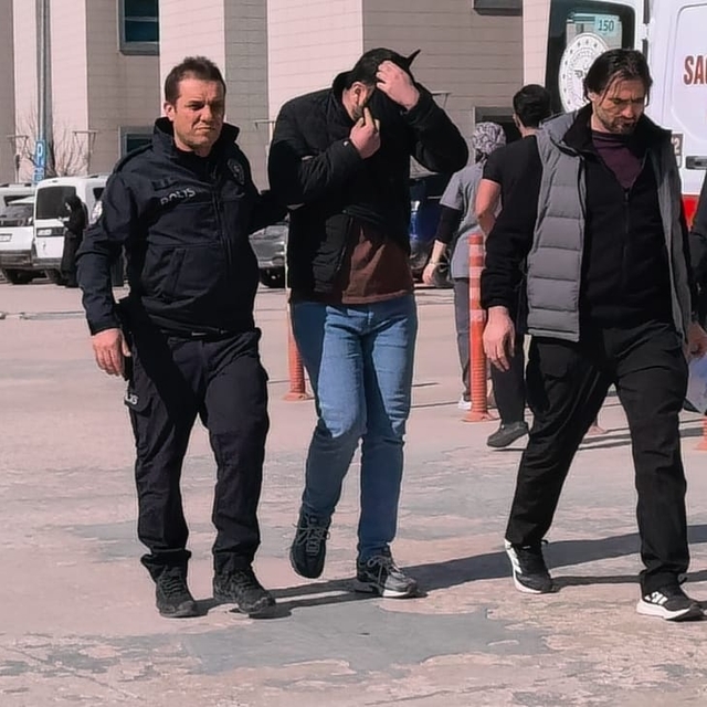 El freni çekilmeyen otomobilin çarptığı Öykü toprağa verildi: Dedeleri bayr...