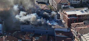İş merkezinin deposunda çıkan yangında 2 kişi dumandan etkilendi
