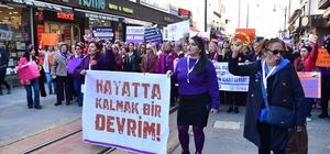 Bursalı Kadınlardan özgürlük ve eşitlik yürüyüşü Bursa'da Kadınlardan 8 Mart'ta güçlü mesaj: "Mücadeleden vazgeçmeyeceğiz"