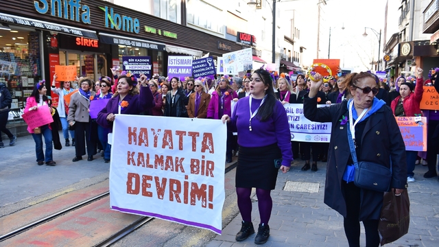 Bursalı Kadınlardan özgürlük ve eşitlik yürüyüşü
Bursa'da Kadınlardan 8 Mart'ta güçlü mesaj: "Mücadeleden vazgeçmeyeceğiz"