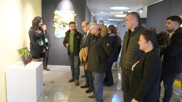 Üniversite öğrencileri atıkları sanata dönüştürdü