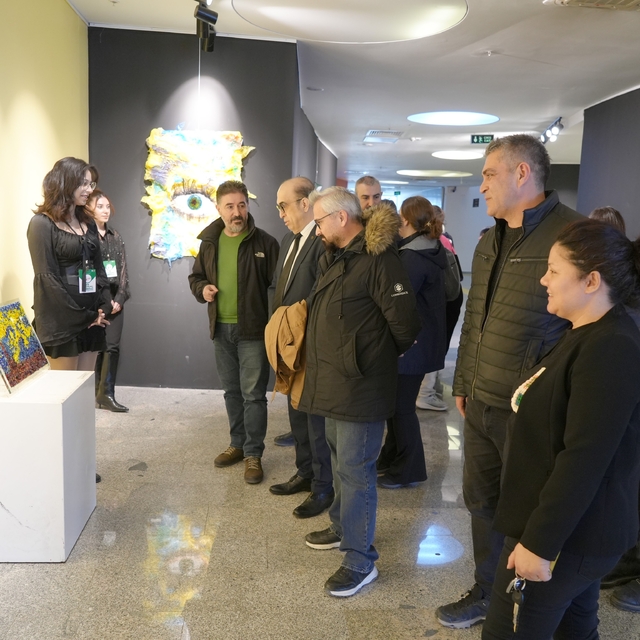 Üniversite öğrencileri atıkları sanata dönüştürdü