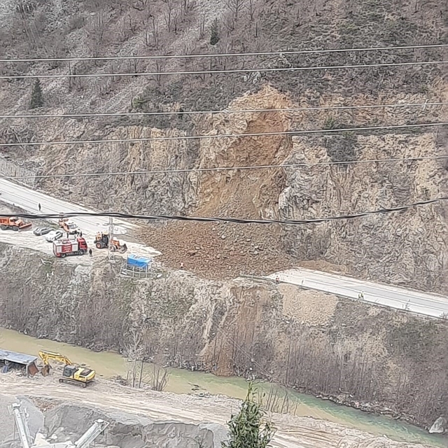 Gümüşhane-Giresun karayolunda heyelan