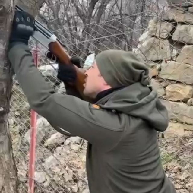 Ağaca takılan dronu tüfekle dala ateş ederek kurtardılar