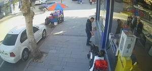 Otomobil ile motosikletin çarpıştığı kaza kamerada: 1 yaralı