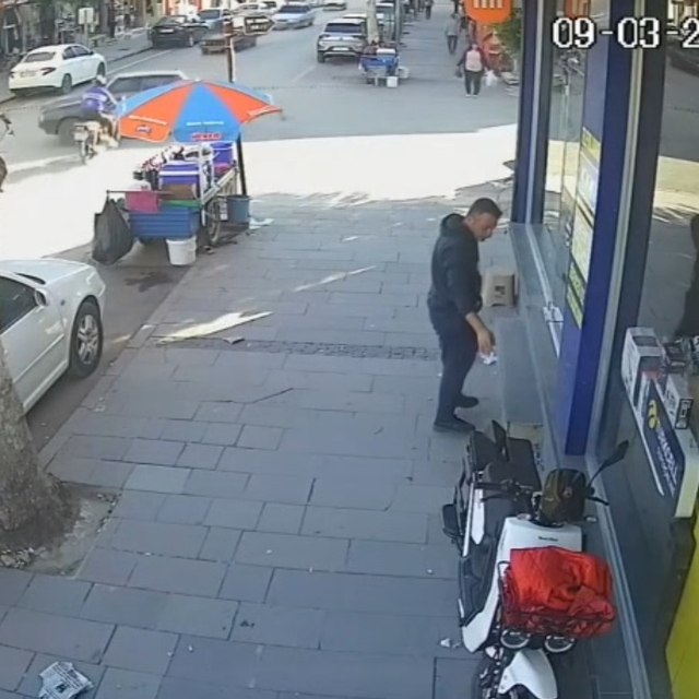 Otomobil ile motosikletin çarpıştığı kaza kamerada: 1 yaralı