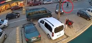 Otomobilin çarptığı yaya ağır yaralandı; o anlar kamerada