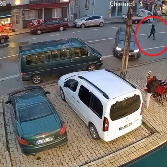 Otomobilin çarptığı yaya ağır yaralandı; o anlar kamerada