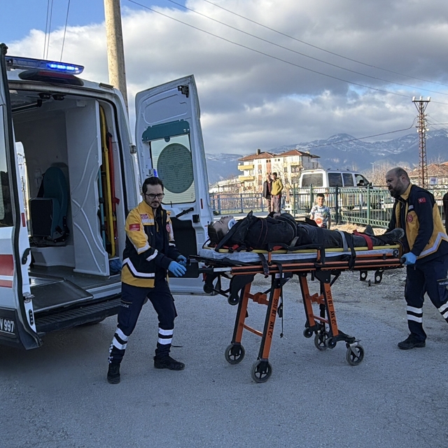 Erbaa'da motosiklet ile otomobil çarpıştı: 2 yaralı