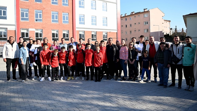 Katar'da mahsur kalan Türk sporcular, 26 saatlik yolculuğun ardından Kuşadası'na geldi