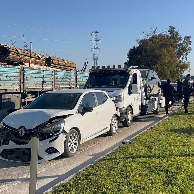 Hatay'da zincirleme trafik kazasında 5 araçta hasar oluştu