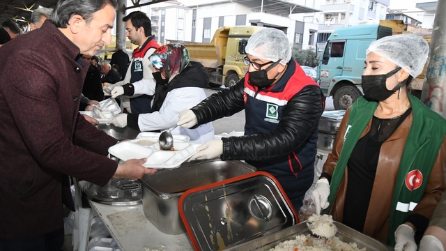 Osmaniye'de vatandaşlar iftar sofrasında buluştu